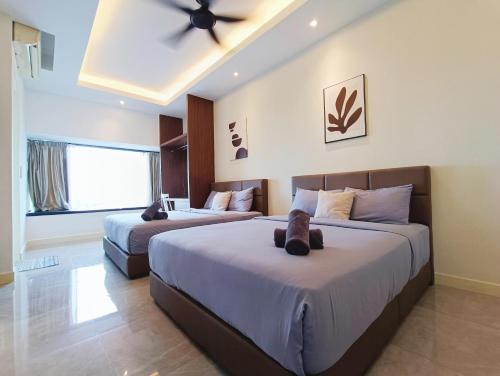 a bedroom with two beds and a ceiling fan at Imperio Residence Melaka by Jeffery Lam Home Management in Melaka
