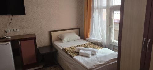 Ένα ή περισσότερα κρεβάτια σε δωμάτιο στο HOTEL Kenan