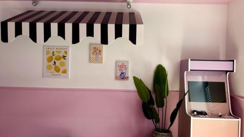 a black and white awning above a pink room with a popcornermott at My Funky House - Manage - Spa, jacuzzi, billard, cinéma, Nintendo Switch, karaoké in Manage