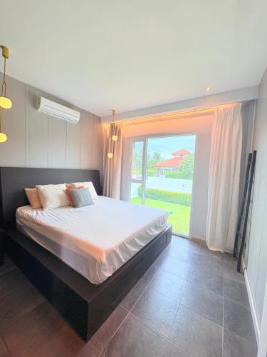 Una cama o camas en una habitación de Downtown Hua Hin Villa