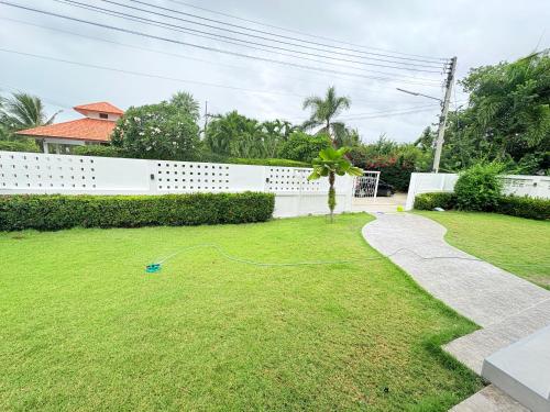Un jardín fuera de Downtown Hua Hin Villa