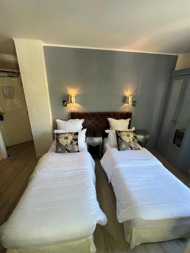 Кровать или кровати в номере Hotel Cluny Square