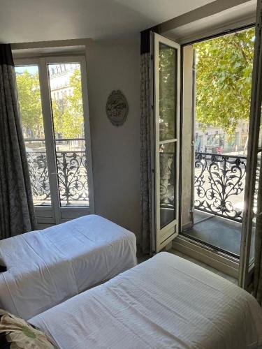 Кровать или кровати в номере Hotel Cluny Square