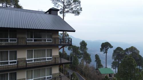 un edificio con balcones y vistas a las montañas en Lè Nest Residences, en Murree