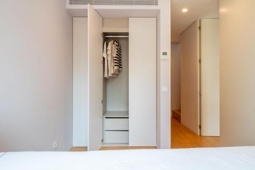 Primrose Deluxe 2BR w Parking by LovelyStay