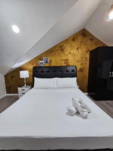 a bedroom with a white bed with towels on it at Kandi Suites 2BR with private Jacuzzi 500 Mbps internet in Angeles