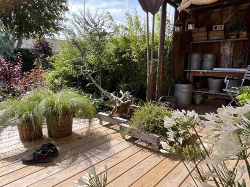 フレデリクスハウンにあるPalm Beachの庭の植物が植えられた木製デッキ