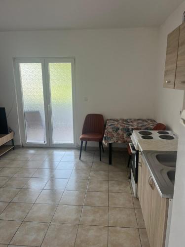 Kuchyň nebo kuchyňský kout v ubytování Apartmani Zelenika