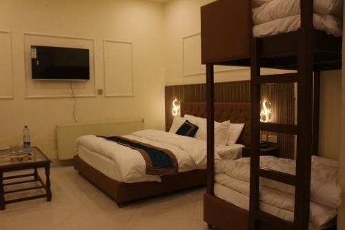 Кровать или кровати в номере Zaurak Lodge