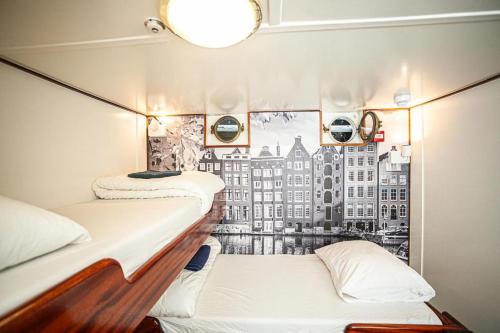 a room with two bunk beds in a boat at Neptune Boatique Hotel Amsterdam in Amsterdam