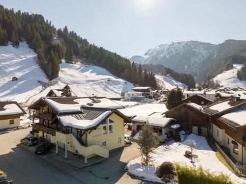 Apartment in Hollersbach near Ski Lift