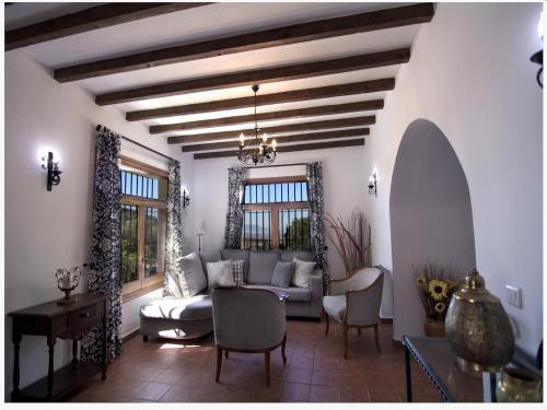 Χώρος καθιστικού στο Countryside Cottage with Pool