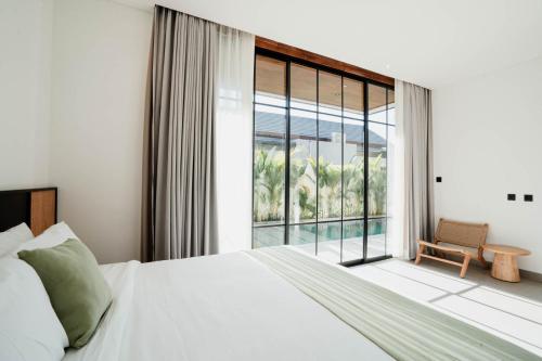 En eller flere senge i et værelse på Private & Modern Uluwatu 2BR loft villa