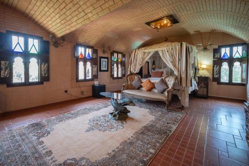 a living room with a couch and a table at Lakala Complexe Touristique in O Ben Slimane