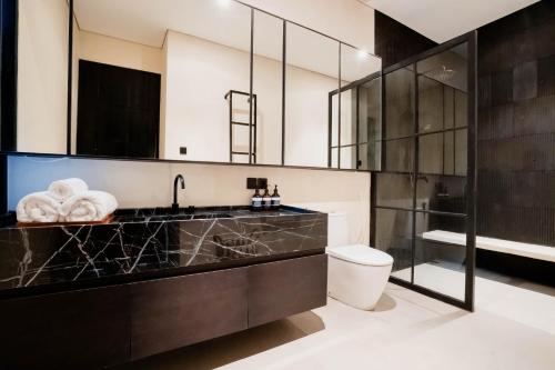 Et badeværelse på Private & Modern Uluwatu 2BR loft villa
