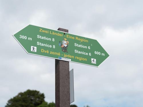 a green street sign with stats on it at Grand Getaway in Deutschneudorf in Deutschneudorf