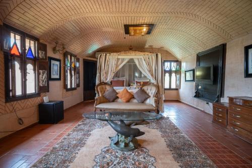 a living room with a couch and a table at Lakala Complexe Touristique in O Ben Slimane