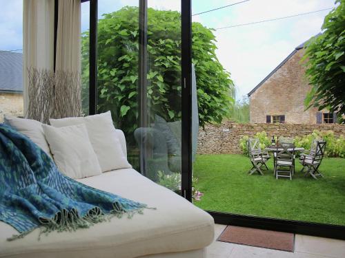 Ein Garten an der Unterkunft Rustic Charm, Modern Comfort