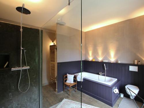 Ein Badezimmer in der Unterkunft Rustic Charm, Modern Comfort