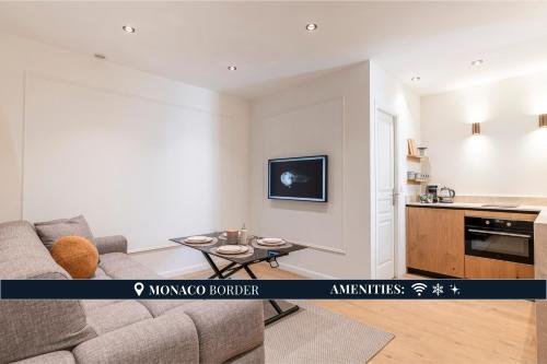 Modern 2-Room Apartment on Monaco Border - Premium Amenities and Elegant Designにあるキッチンまたは簡易キッチン