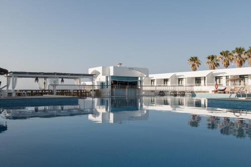 vista sulla piscina di un resort con palme di Beach Club Menorca a Son Parc