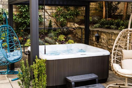 a hot tub in the middle of a garden at Dukes Bath in Bath