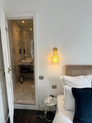 Ванная комната в Hotel Cluny Square