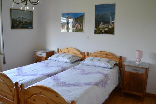 two beds sitting next to each other in a bedroom at Ka' Tari in Ponte nellʼAlpi
