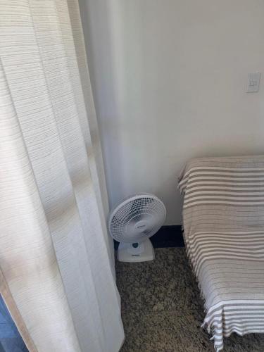 ein Schlafzimmer mit einem Ventilator neben einem Bett in der Unterkunft Home service cabo branco varanda vista parcial in João Pessoa