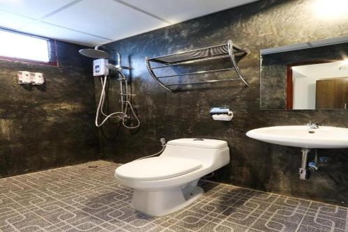 une salle de bain avec toilettes et lavabo dans l'établissement Hotel Wualai by CMStay, à Chiang Mai
