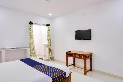 Televisyen dan/atau pusat hiburan di Hotel O Hills Land