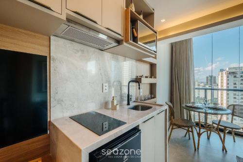 Dapur atau dapur kecil di Acomode-se com estilo e praticidade em Salvador – LIV