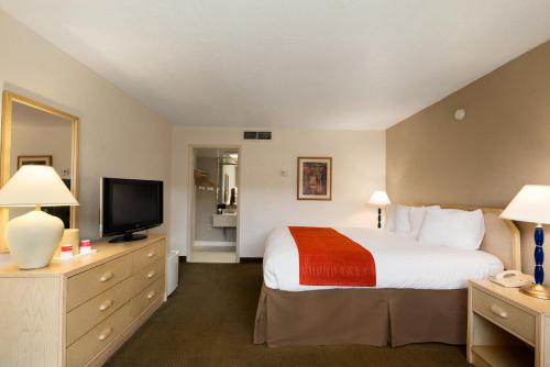 Ramada by Wyndham Kissimmee Gateway - Free Theme Park Shuttleにあるテレビまたはエンターテインメントセンター