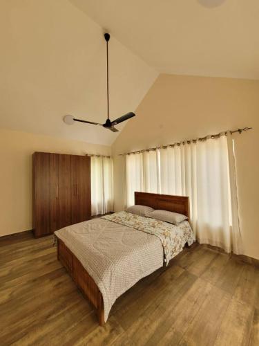 Cama o camas de una habitación en The Ark Haven Ooty by Scenic Serenity Stays