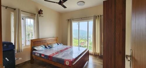 Cama o camas de una habitación en The Ark Haven Ooty by Scenic Serenity Stays