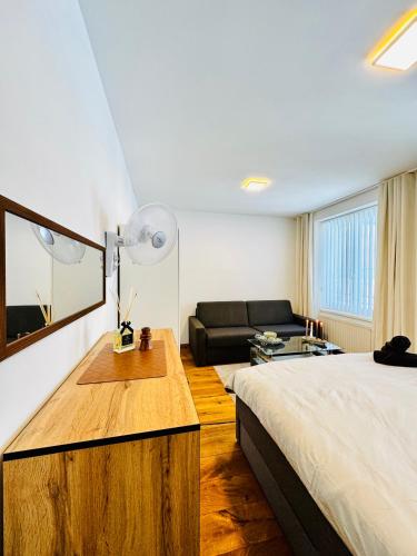 a bedroom with a bed and a desk with a lamp at Spacious 5BR shared Apartment Near Kaufpark Alterlaa in Vienna