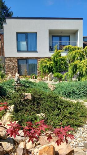 ブゼネツにあるApartmány Olšovskáの庭のある家