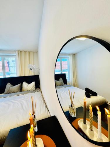 a bedroom with a mirror and a bed and a table at Spacious 5BR shared Apartment Near Kaufpark Alterlaa in Vienna