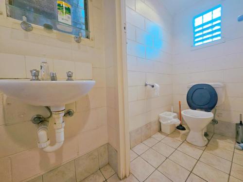 a bathroom with a sink and a toilet at Eden - Franklin 1 伊甸园 - 林森1号 in Adelaide
