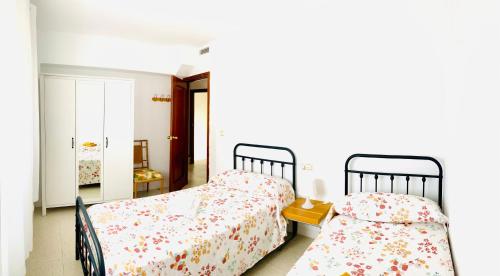two beds sitting next to each other in a bedroom at Casa Rural Feliciana in Villastar