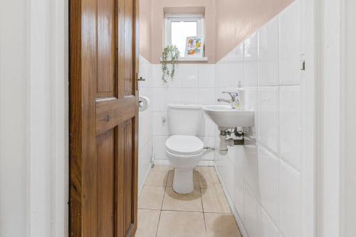 Ένα μπάνιο στο Spacious 3-Bed House with car park near Heathrow