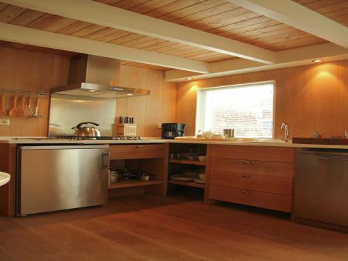 Kuchyň nebo kuchyňský kout v ubytování Apartment in Heiloo near North Sea Beach