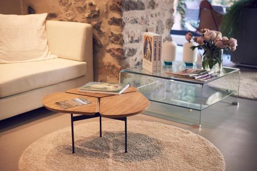 a living room with a coffee table and a couch at Relais & Châteaux La Maison Des Têtes in Colmar