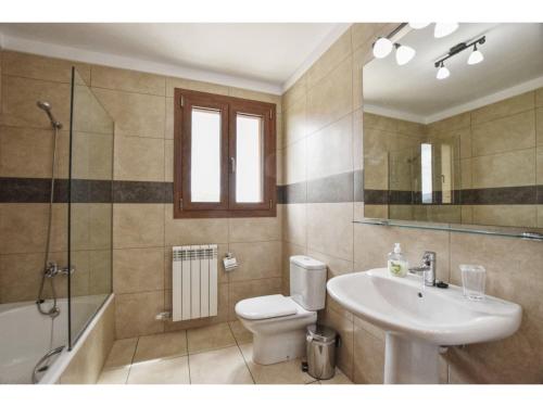 Bilik mandi di House in Majorca with Pool and Mountain Views