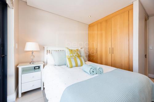Ένα ή περισσότερα κρεβάτια σε δωμάτιο στο Luxury Beachfront Apartment in Eden on the Bay 191- 2 bedroom