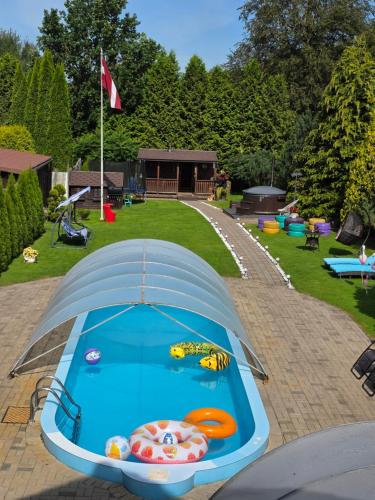 Der Swimmingpool an oder in der Nähe von Brīvdienu māja Vāverītes