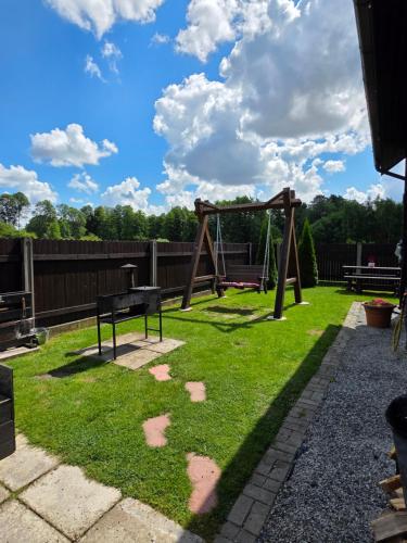 Ein Kinderspielbereich in der Unterkunft Brīvdienu māja Vāverītes