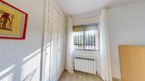 a room with a window and a white wall at Chalet BS in Albalate de Zorita