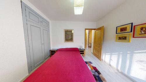 a room with a red carpet on the floor at Chalet BS in Albalate de Zorita