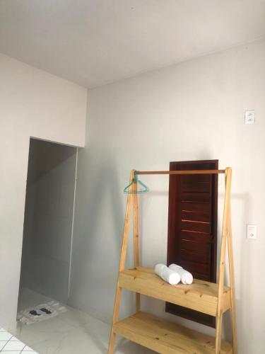 ein Holzregal in einem Raum mit einer Wand in der Unterkunft Chalé Casa Moitas in Amontada